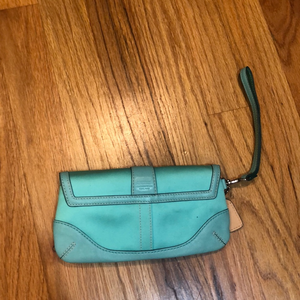 Super cute coach wristlet - Picture 7 of 8